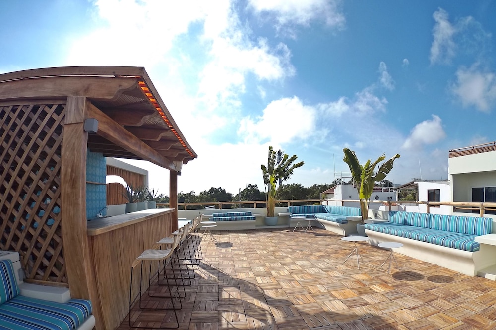 Poolside bar