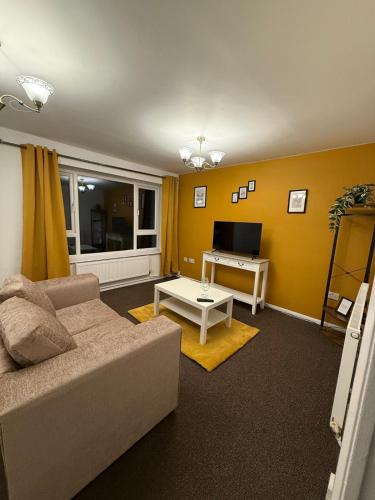 1 Bed Flat With Free Parking Perfect for Contractors Families Relocation — 4-Star Luxury Hotel in Wolverhampton, United Kingdom