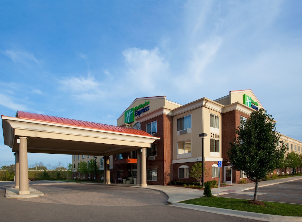 Holiday Inn Express & Suites Detroit Farmington Hills by IHG — hotel in Northville