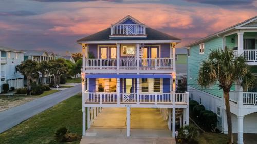 Second Row Beach House with Game Room — 4-Star Luxury Hotel in Carolina Beach, United States