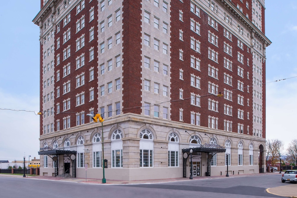 DoubleTree by Hilton Utica - carbon neutral hotel in Utica
