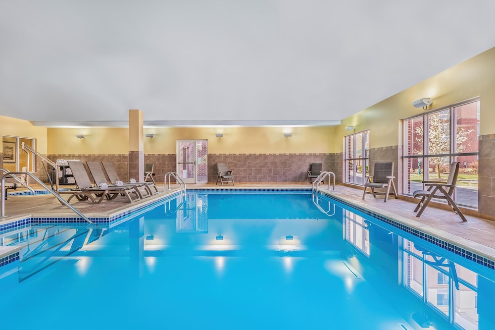 Hampton Inn & Suites Detroit Airport Romulus - photo 28