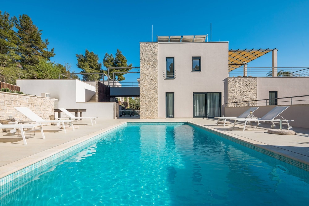 Luxury Villa Juliet with Heated Pool — 5-Star Luxury Hotel in Milna, Croatia