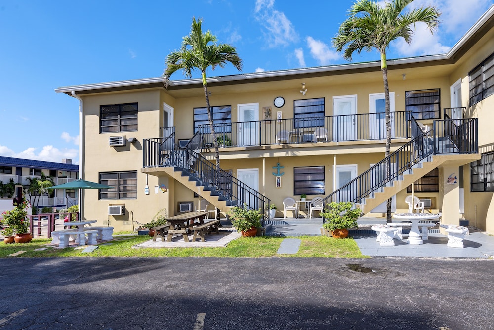 Tropic Isle Hotel and Apartment - photo 39