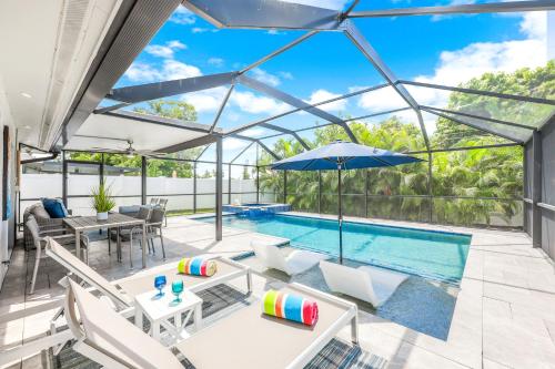 Sea Renity 1 Mile To The Beach Salt Water Pool with Private Shower Pet Friendly Getaway in Naples, United States