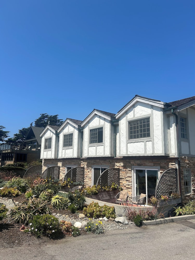 Pelican Inn & Suites - photo 25