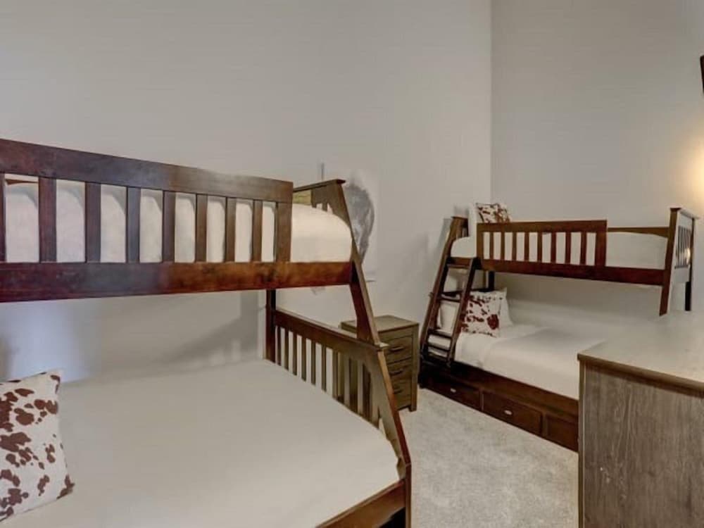 4 Bedroom Ski in Condo Only One Block From Historic Downtown Shopping Restaurants and Entertainment — 4-Star Luxury Hotel in Breckenridge, United States