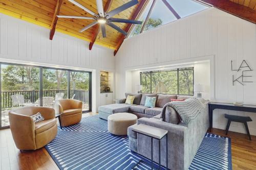 The Kingsview Lakehouse in Lake Arrowhead, United States