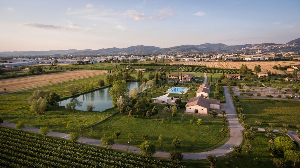 Valle di Assisi Country Apartments — 4-Star Luxury Hotel in Assisi, Italy