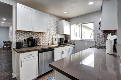 Luxury 3 bed home near the Strip w a poker table