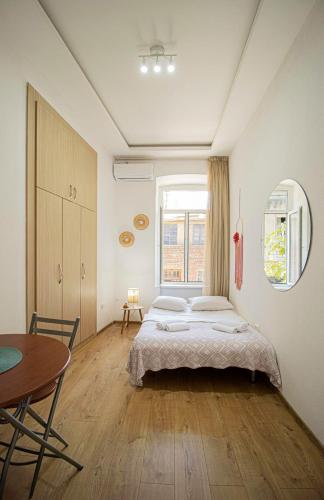 Cozy Studio Apartment In the Center By Wehost