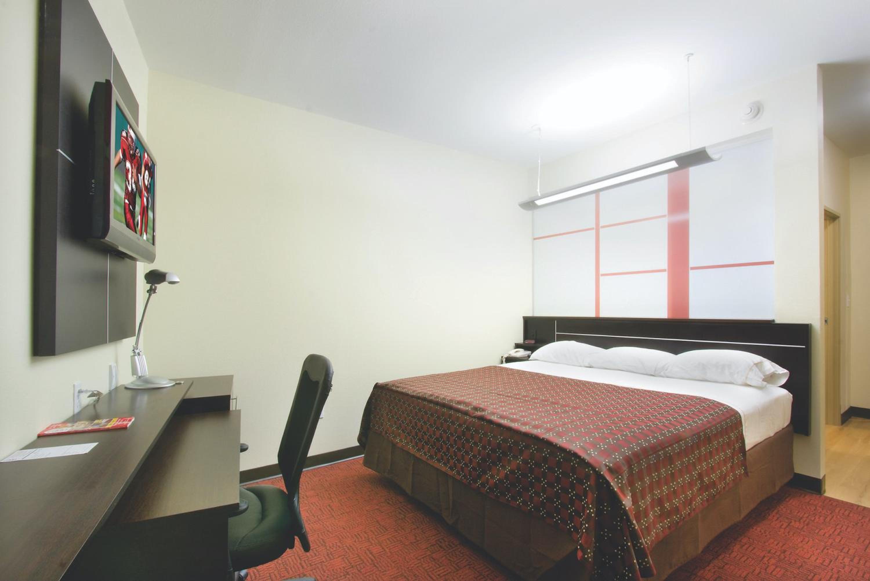 Red Roof Inn & Suites Beaumont - photo 9