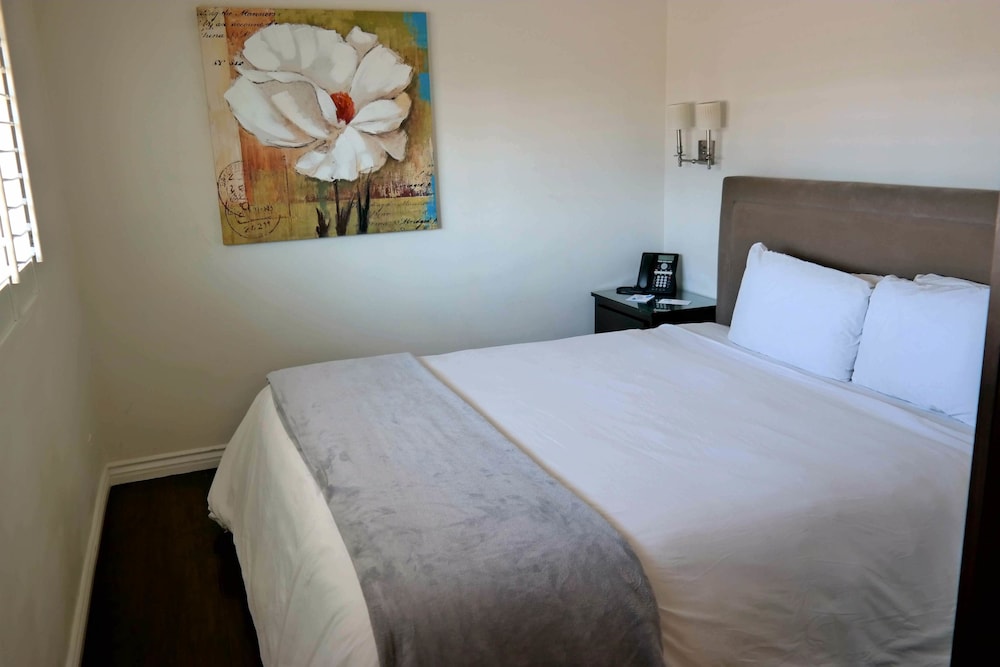 Malibu Country Inn - photo 19