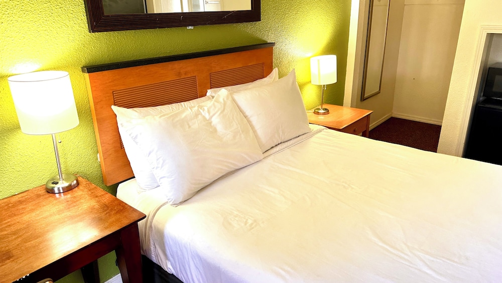 Lakeshore Inn Water Front - photo 3