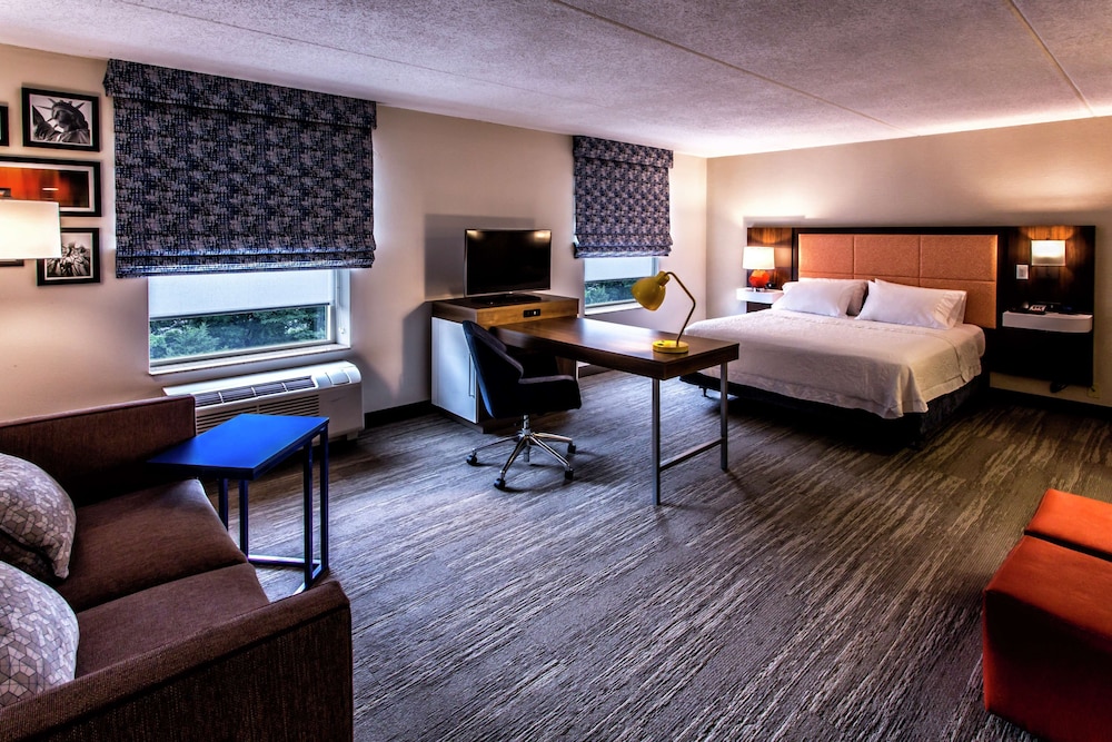 Hampton Inn & Suites Staten Island - photo 32