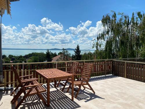 Bacchus Apartman Borbarlang Badacsony — 4-Star Luxury Hotel in Badacsonytomaj, Hungary