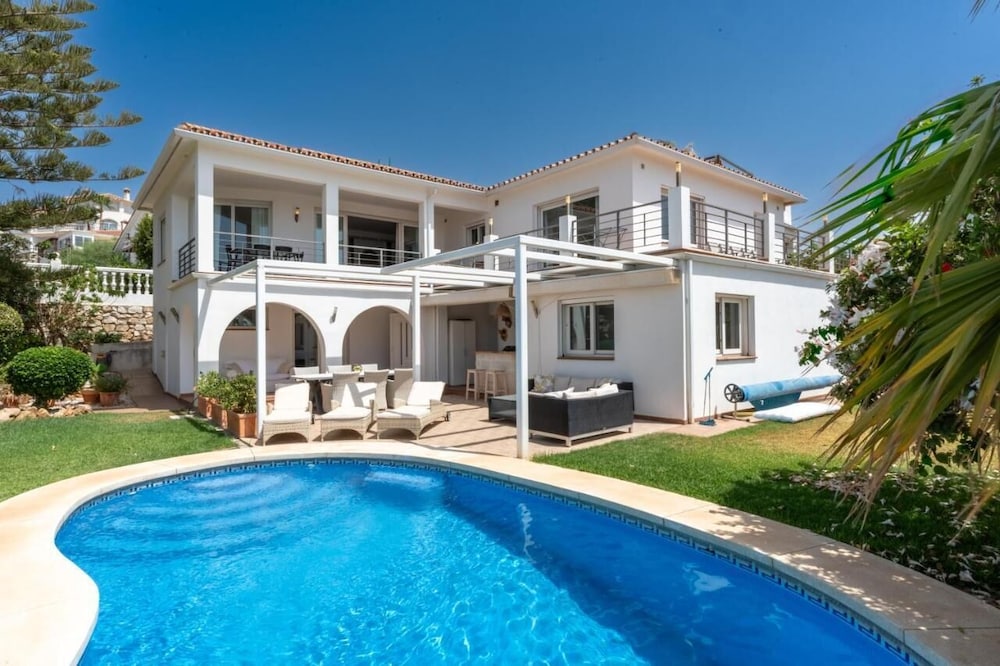 Spacious 3BR Villa with pool and views — 4-Star Luxury Hotel in Fuengirola, Spain