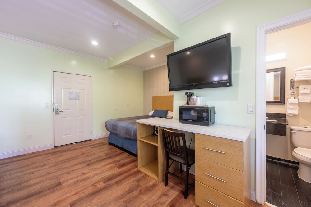 Hollywood City Inn - photo 29