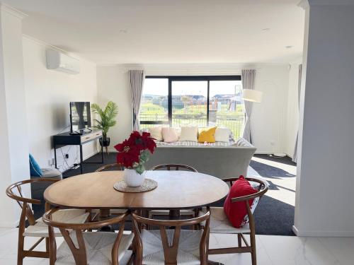 Parkside Retreat Spanking New 5 Bedrooms 3 Baths in Cambridge, New Zealand