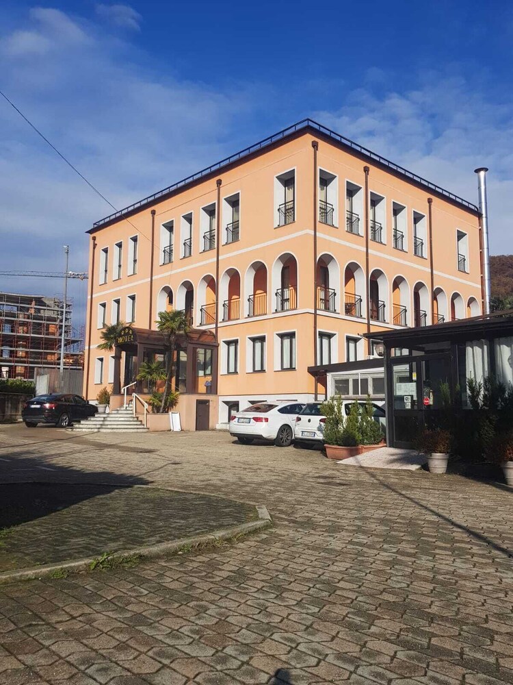 Hotel Socrate — hotel in Lavena Ponte Tresa
