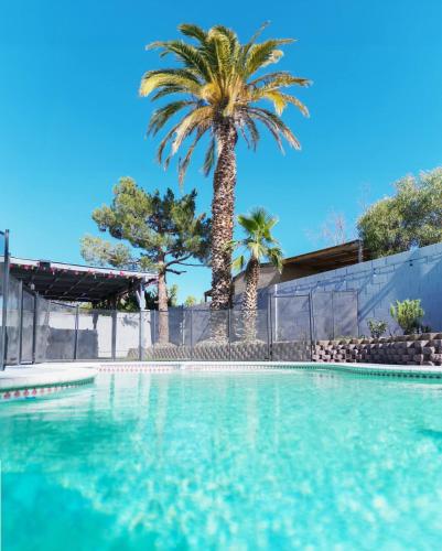 VacationHome with Spa Pool & Relaxing Gardenyard — 4-Star Luxury Hotel in Las Vegas, United States