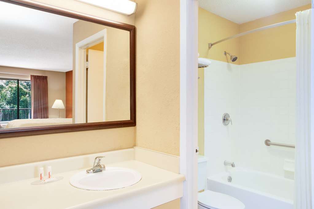Super 8 by Wyndham Defuniak Springs - photo 12