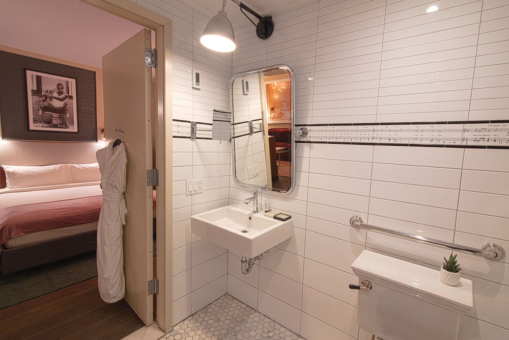 The Evelyn Hotel - photo 20