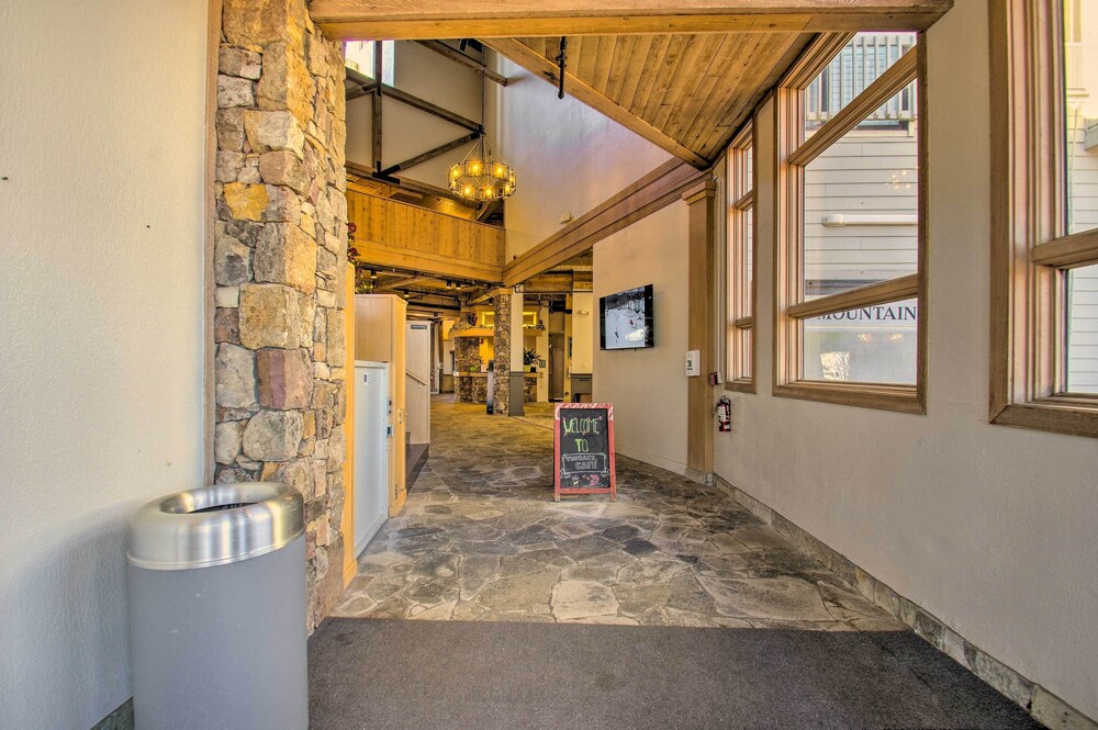 Snug Wintergreen Resort Studio Ski In and Out - photo 17