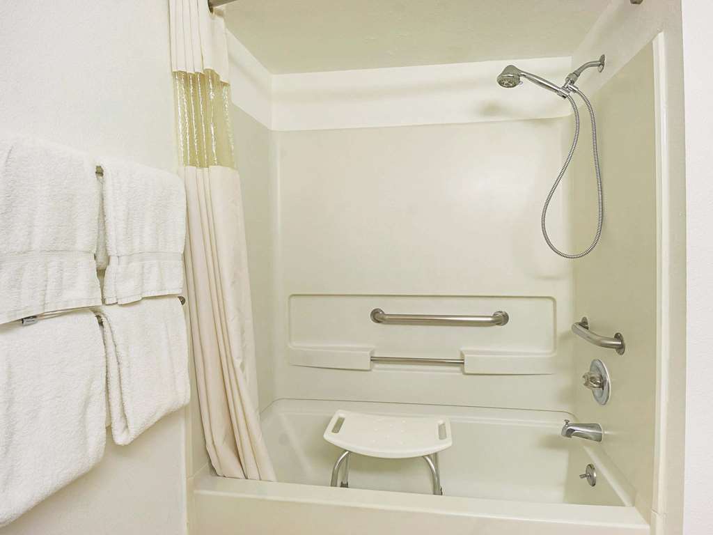 La Quinta Inn & Suites by Wyndham Woodburn - photo 16
