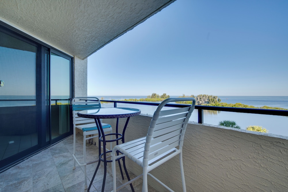 Gulf Front Views Coastal Hudson Condo — 4-Star Luxury Hotel in Hudson, United States