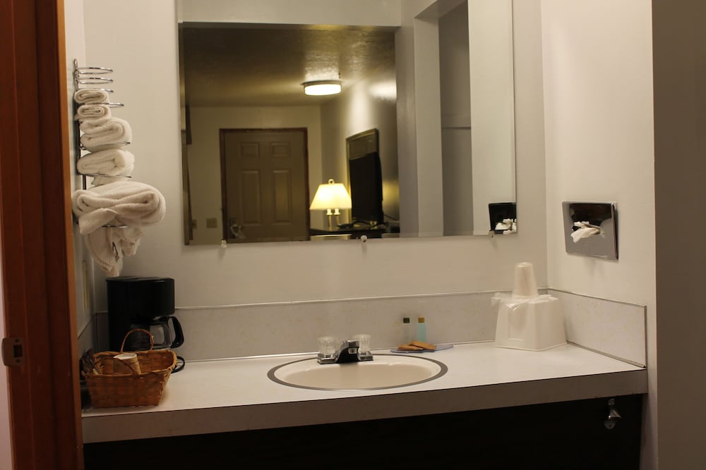 Americas Best Value Inn Boardman - photo 12