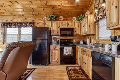 Mountains 4 Miles Panoramic Views Hot Tub & Fire Pit near Pigeon Forge - photo 7