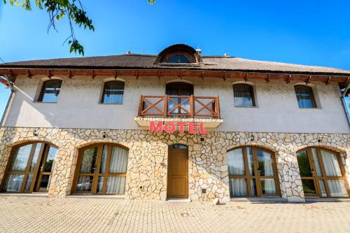 Tekergő Étterem és Motel in Velence, Hungary