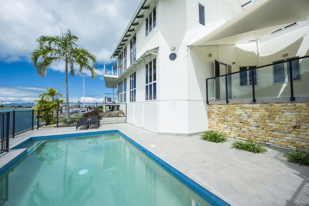 Waters Edge Townhouse 2 — 4-Star Luxury Hotel in Nelly Bay, Australia