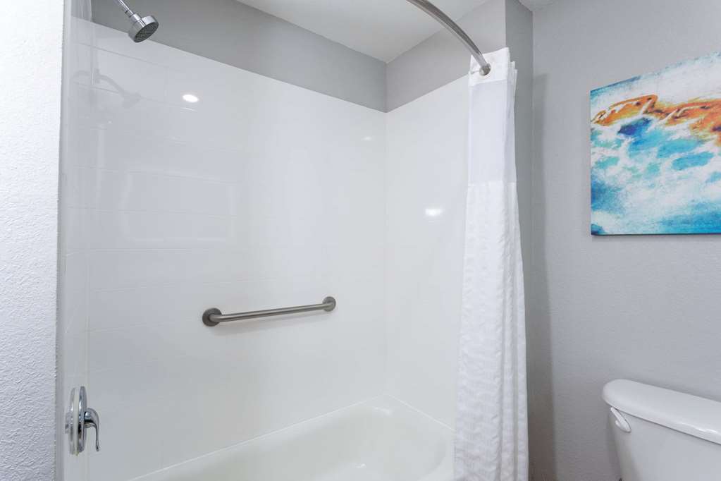 La Quinta Inn & Suites by Wyndham Tampa Central - photo 17