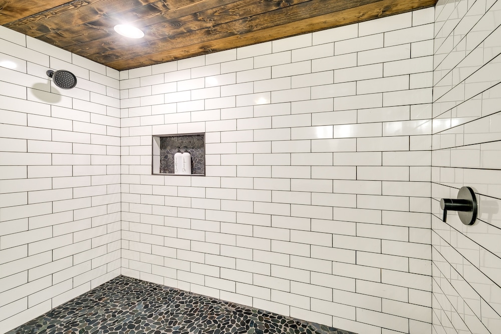 Beautiful Bellaire Home with Amenities 4 Mi to Lake — 4-Star Luxury Hotel in Bellaire, United States
