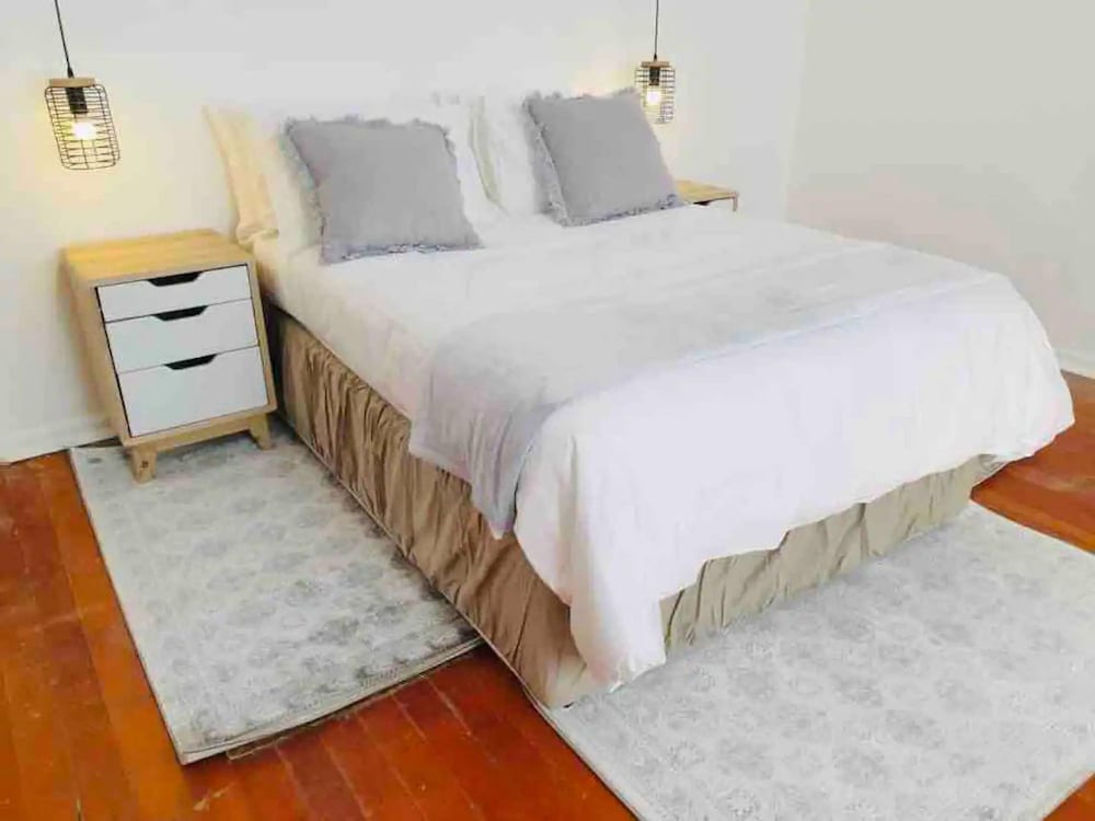 Contemporary 2 bed in Suburbs 2080 — 4-Star Luxury Hotel in Bulawayo, Zimbabwe
