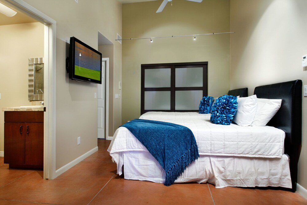 AZ Oasis Heated Pool & Spa Sport Court & Putting Greens Pool Table & Games Scottsdale - photo 10