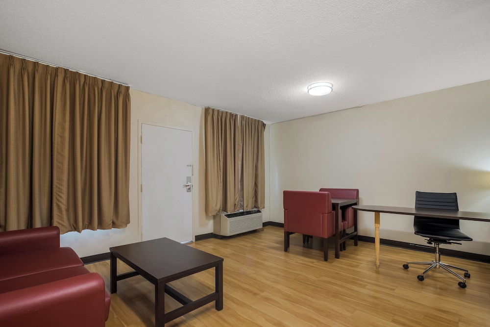 Red Roof Inn & Suites Statesboro University - photo 10