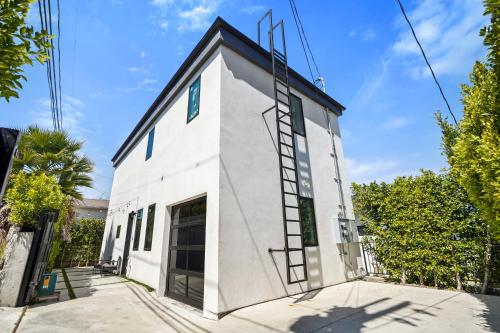 Scandinavian 2BR 2Bath Townhome Pet & Kid Friendly Free Parking 10min to Venice Beach — 4-Star Luxury Hotel in Los Angeles, United States