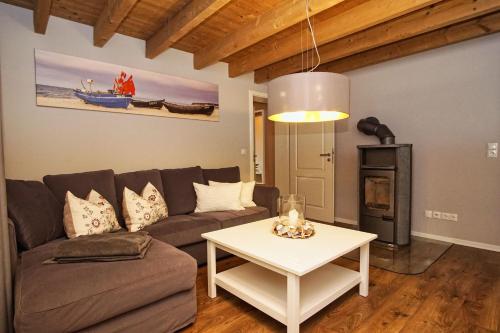 Ruhig und idyllische Lage strandnah gratis Nutzung vom AHOI Erlebnisbad und Sauna in Sellin Gutshaus Silvitz FeWo 03 — 4-Star Luxury Hotel in Bergen Auf Ruegen, Germany