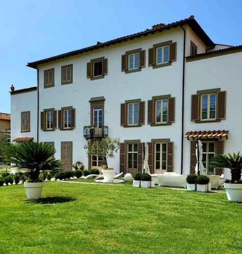 LA VILLA APARTMENTS Convenient for Sardinia and Corsica 4 5 beds Private Parking included with Camera — 4-Star Luxury Hotel in Livorno, Italy