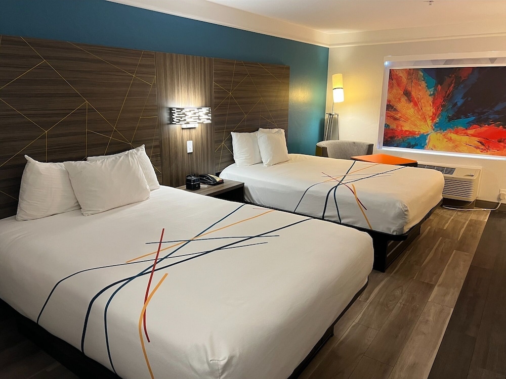 La Quinta Inn & Suites by Wyndham OKC North Quail Springs - photo 6