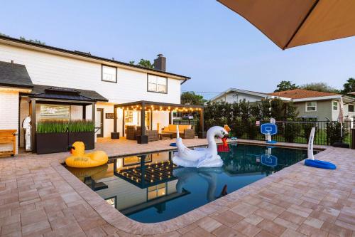 Walk to LEGOLAND Heated Pool Putting Green Beach Sunsets Boat Dock — 4-Star Luxury Hotel in Winter Haven, United States