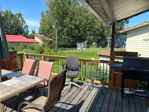 Forget Me Not Home by Airport Upstairs with Deck — 4-Star Luxury Hotel in Anchorage, United States