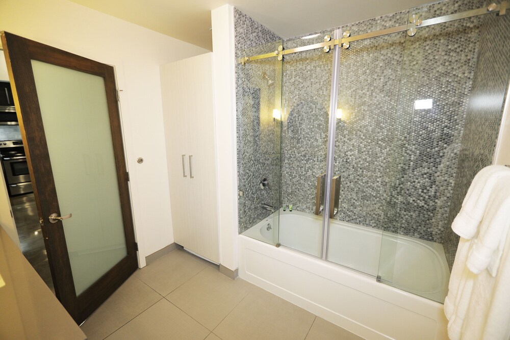 Downtown Lofty Suites - photo 34