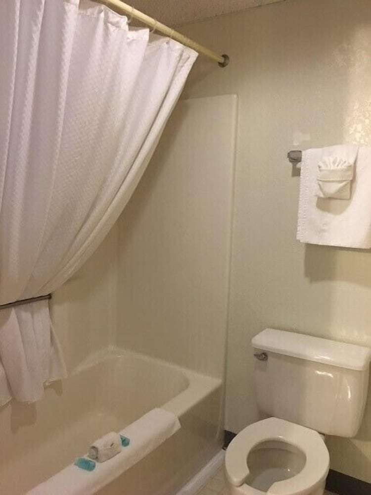 Clarion Hometown Inn - photo 14