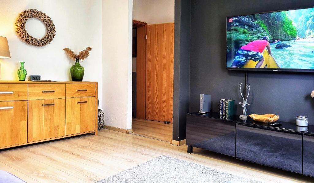 HIRSCH Stadt Apartment 3 Balkon mit Flussblick Parkplatz — 4-Star Luxury Hotel in Bad Harzburg, Germany