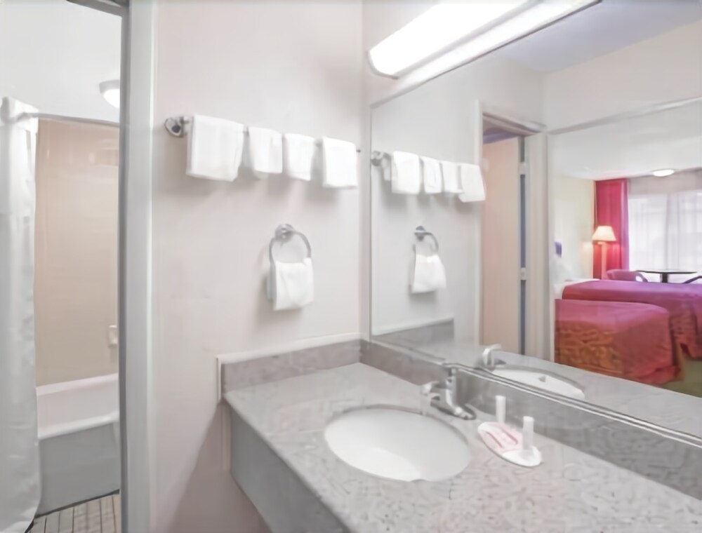 Days Inn By Wyndham Wilmington University - photo 13