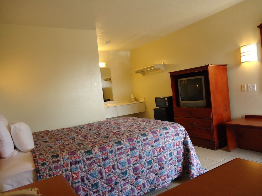 Super 6 Inn Suites - photo 14